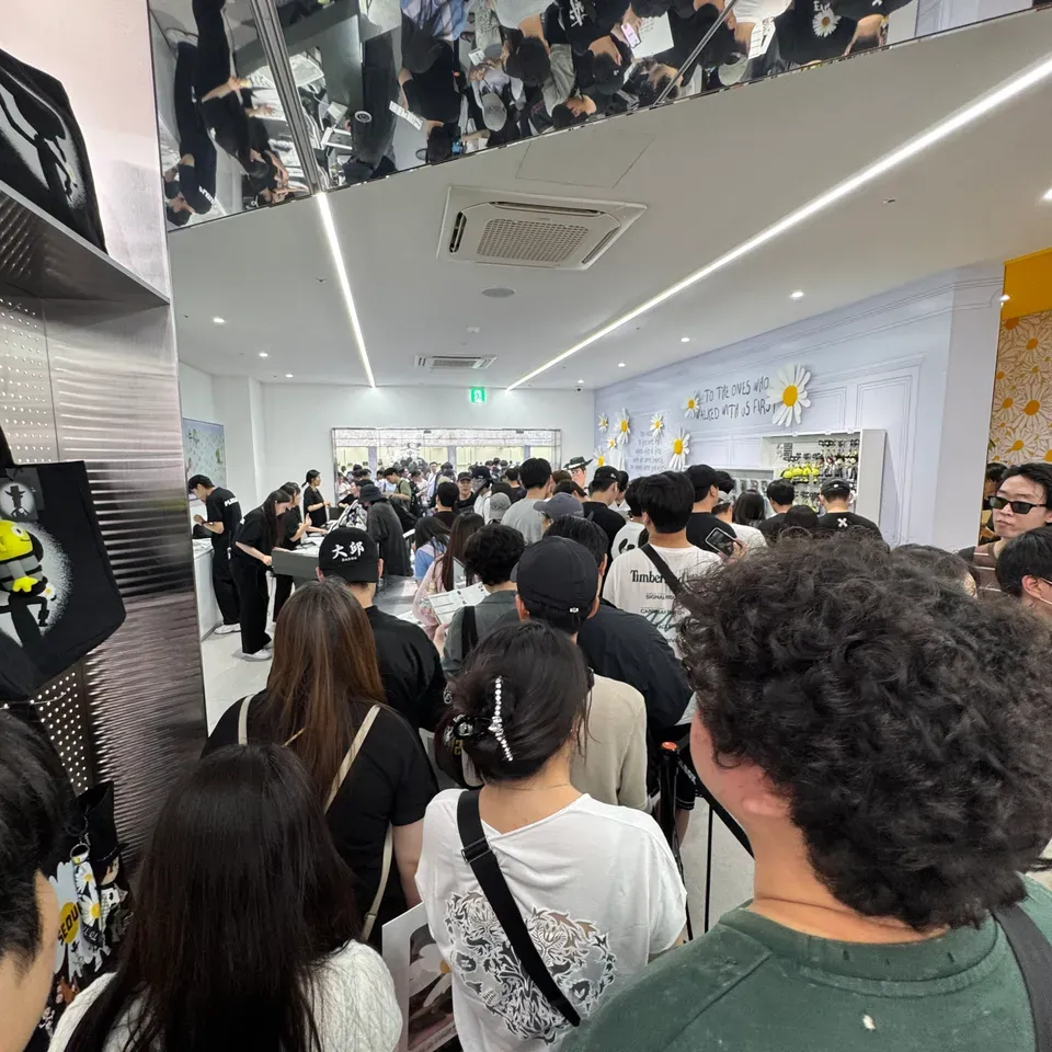 A long line of visitors at the checkout of the PEACEMINUSONE × Toy Story THE FIRST FAN pop-up in Seongsu